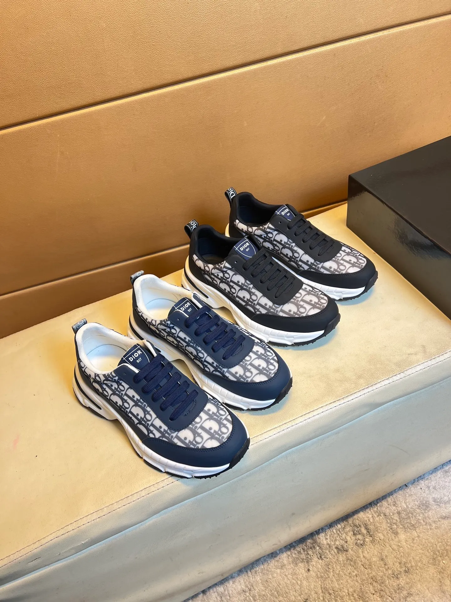Men's men's shoes💰440💰👑👑Dior original quality.~ Unique modern style sneakers. 🏃A must-have casual shoe for trendy men😍😍 Original brand imported from Italy, imported original leather, sheep lining (refuses to discolor and grind feet) Sole: Original sole provided by the original factory, French lazy style design ⚠️Fit to the feet, original quality, super comfortable original sole. It’s like shooting the real thing 🎬The real thing is better, high-quality sneakers wan men’s shoe size: 38-44